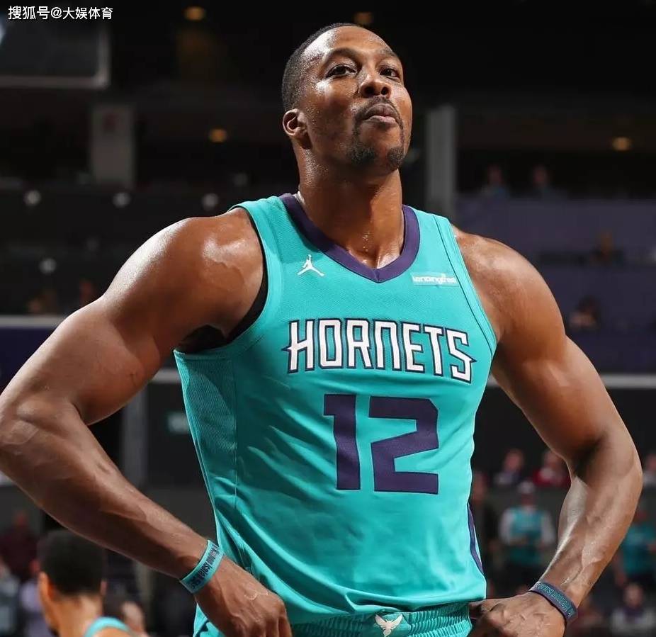 看不下去！广东两将表现辣眼睛 球迷质疑杜锋用人选择（表现堪忧！广东两将低迷引争议 球迷质疑杜锋用人）