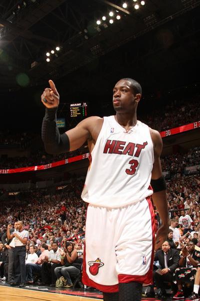 德乙前瞻：杜塞尔多夫大幅迫近降级区，沙尔克需3分巩固榜首（德乙前瞻：杜塞尔多夫逼近降级线，沙尔克力争三分稳住榜首）